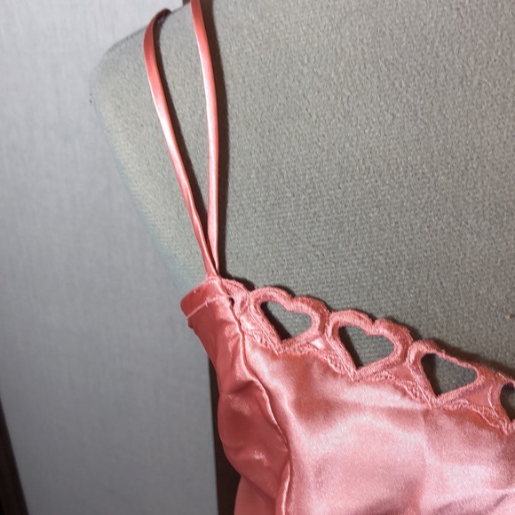 Gloria Vanderbilt negligee sz 30/33 pink with hearts at neck/spaghetti  straps - Picture 4 of 12